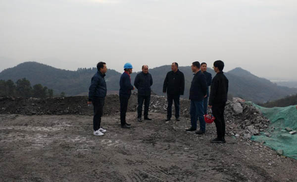 集團(tuán)公司黨委副書記、總經(jīng)理龔華東到矸石項(xiàng)目部視察 