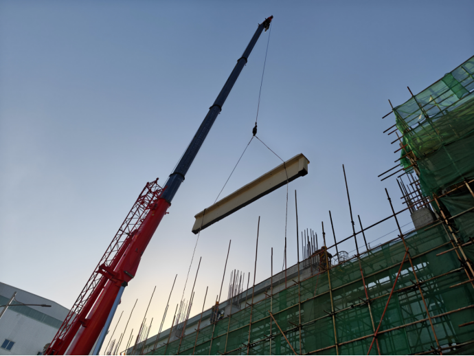 第一事業(yè)部完成赤峰凈液工序 行車梁吊裝任務(wù)